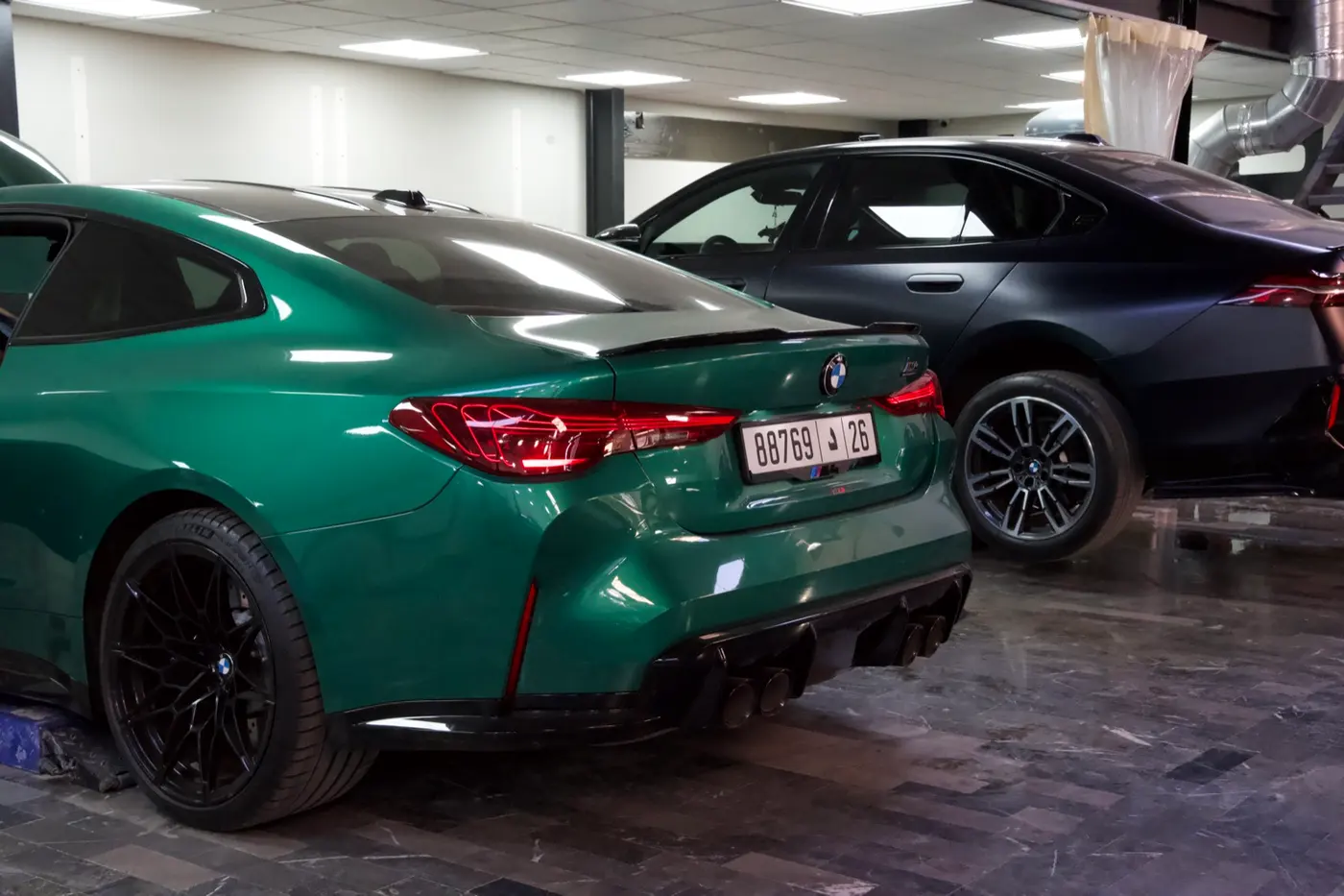 Showroom de l'atelier Lab Auto avec une BMW M4 CS